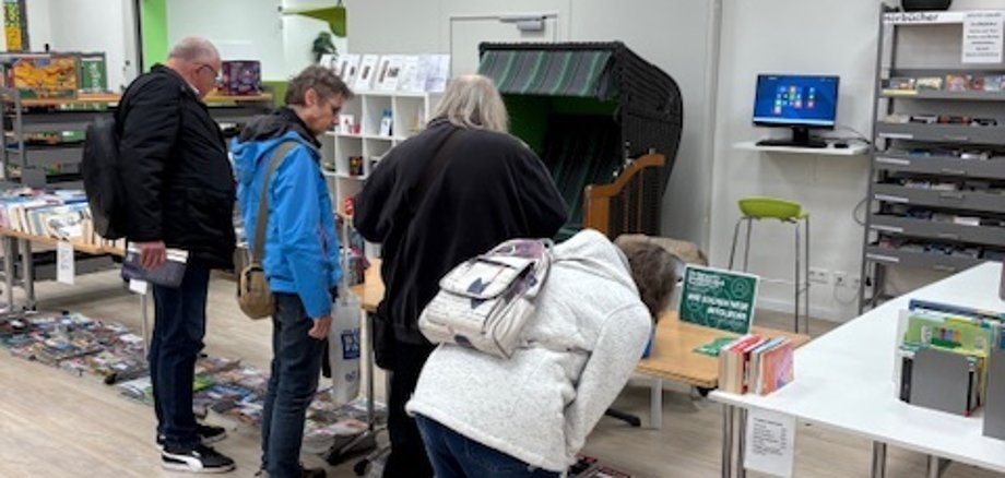 Personen beim Bücherflohmarkt