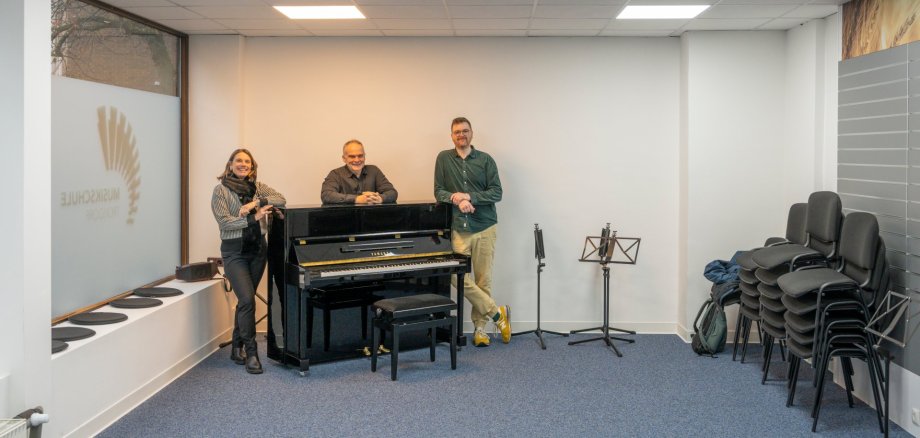 v.l. Tanja Gaspers, Rainer Land und Jan Jaing im großen Raum der neuen Zweigstelle der Musikschule