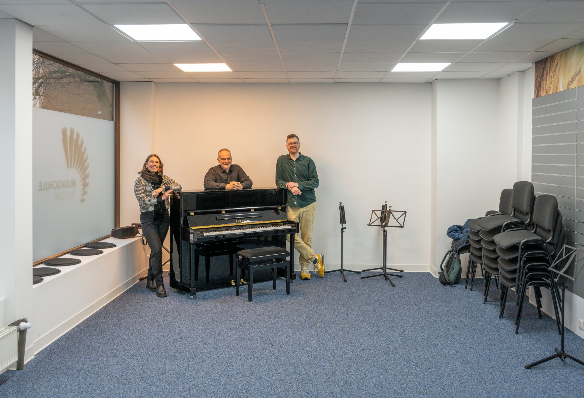 v.l. Tanja Gaspers, Rainer Land und Jan Jaing im großen Raum der neuen Zweigstelle der Musikschule
