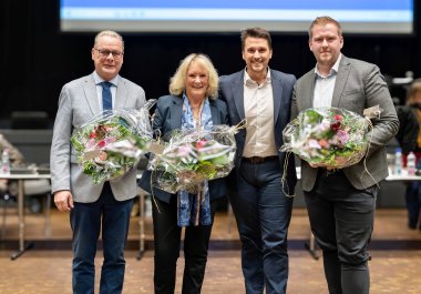 Die neu gewählten Ortsvorsteher*innen mit Bürgermeister Alexander Biber, v.l. Guido Menzenbach, Helen Bitz, Bürgermeister Alexander Biber, Nico Novacek
