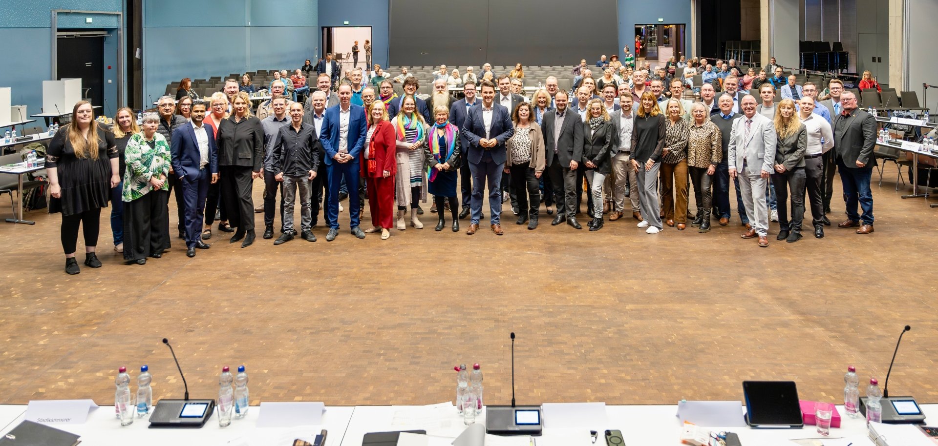 Gruppenfoto des Stadtrates in der Stadthalle