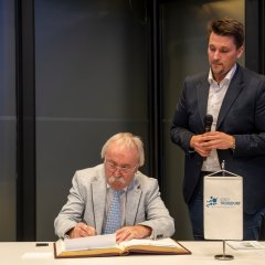 v.l. Horst‑Peter Jung und Bürgermeister Alexander Biber