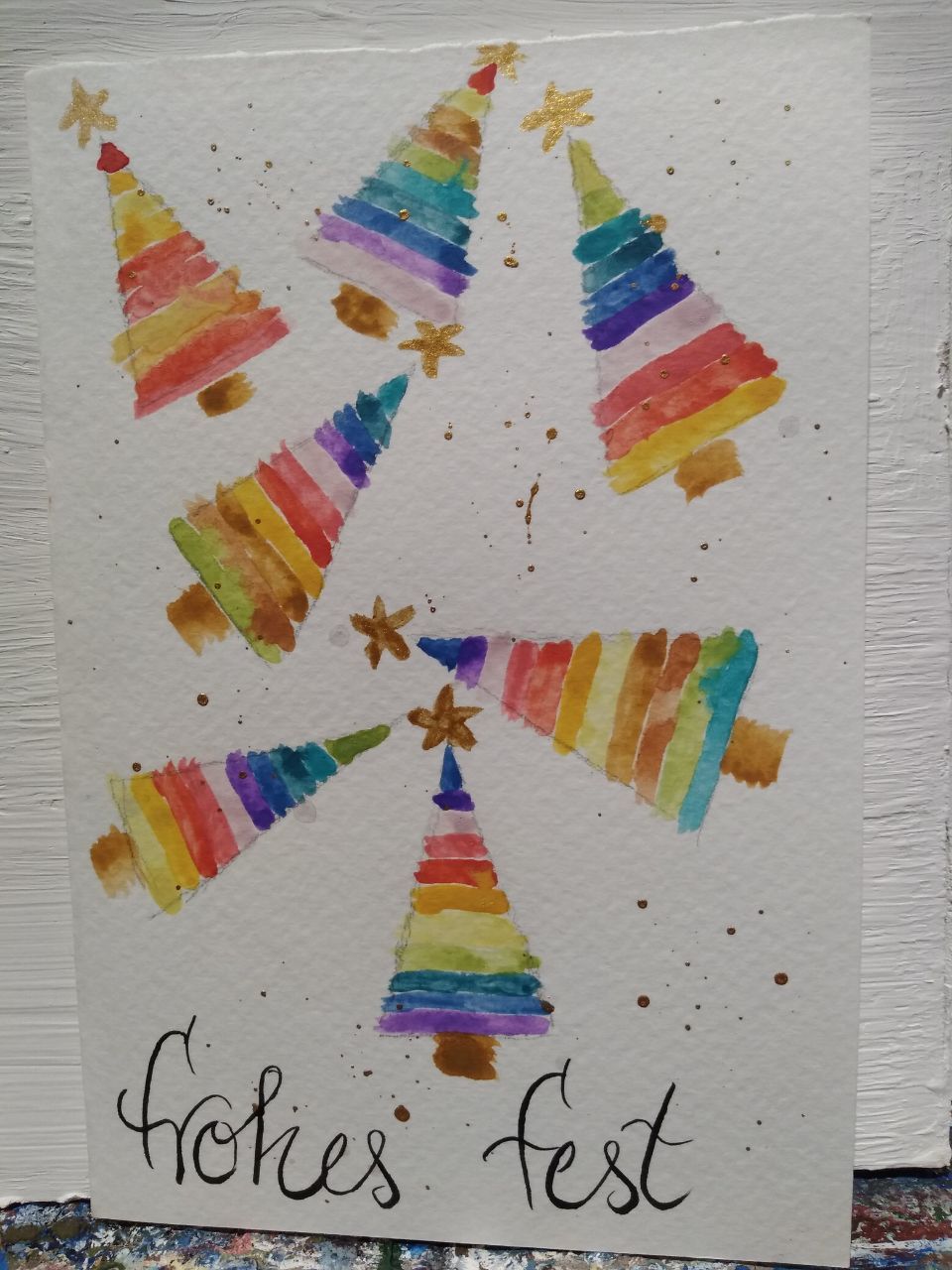 Weihnachtskarte mit bunten Tannenbäumen