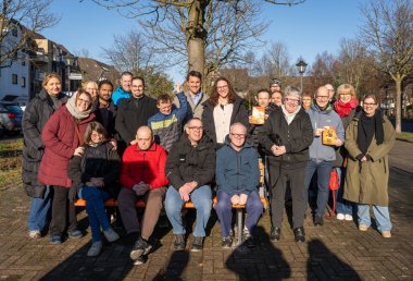 Einweihung der Orangen Bank in Rotter See