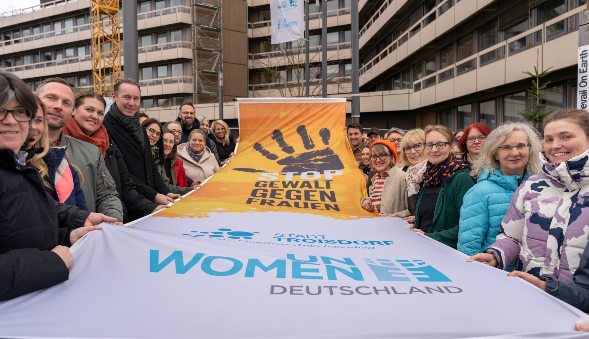 Hissen der Fahne vor dem Rathaus