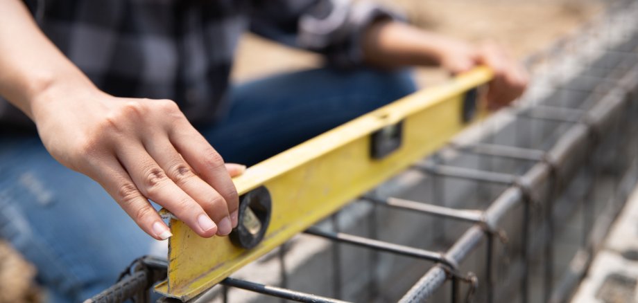 Bauarbeiter, nur Hände, mit Wasserwaage