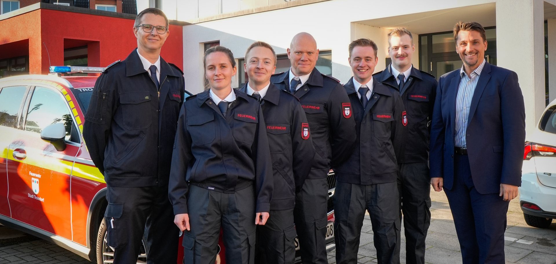 Oberbrandrat Lars Gödel mit den Auszubildenen Julia Maiwald, Fabian Urbach, Sven Scheidgen, Nils Linke, Alexander Pohl und Bürgermeister Alexander Biber.