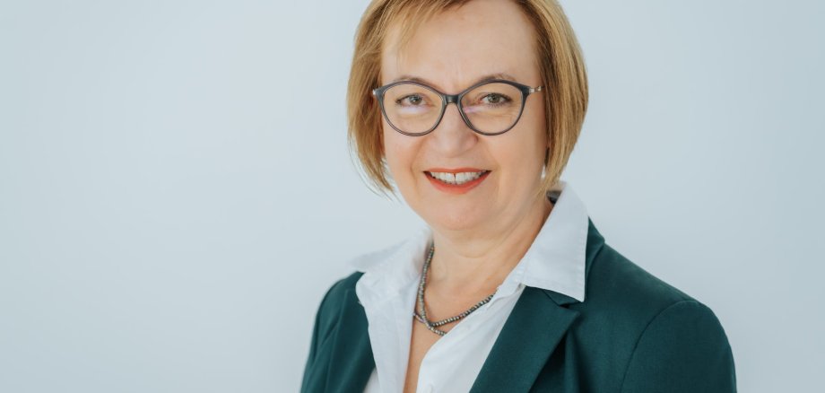 Frau mit Brille schaut in Kamera (Brigitte Rauscher)