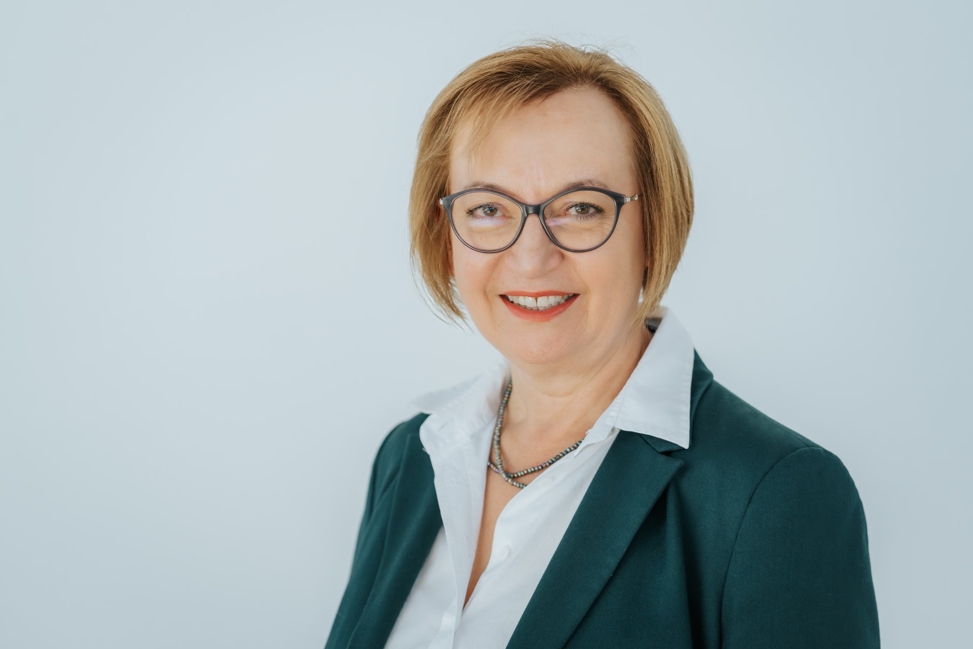 Frau mit Brille schaut in Kamera (Brigitte Rauscher)