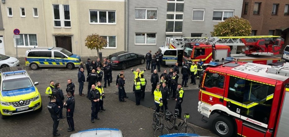 Sicherheitskräfte und deren Fahrzeuge aus der Vogelperspektive