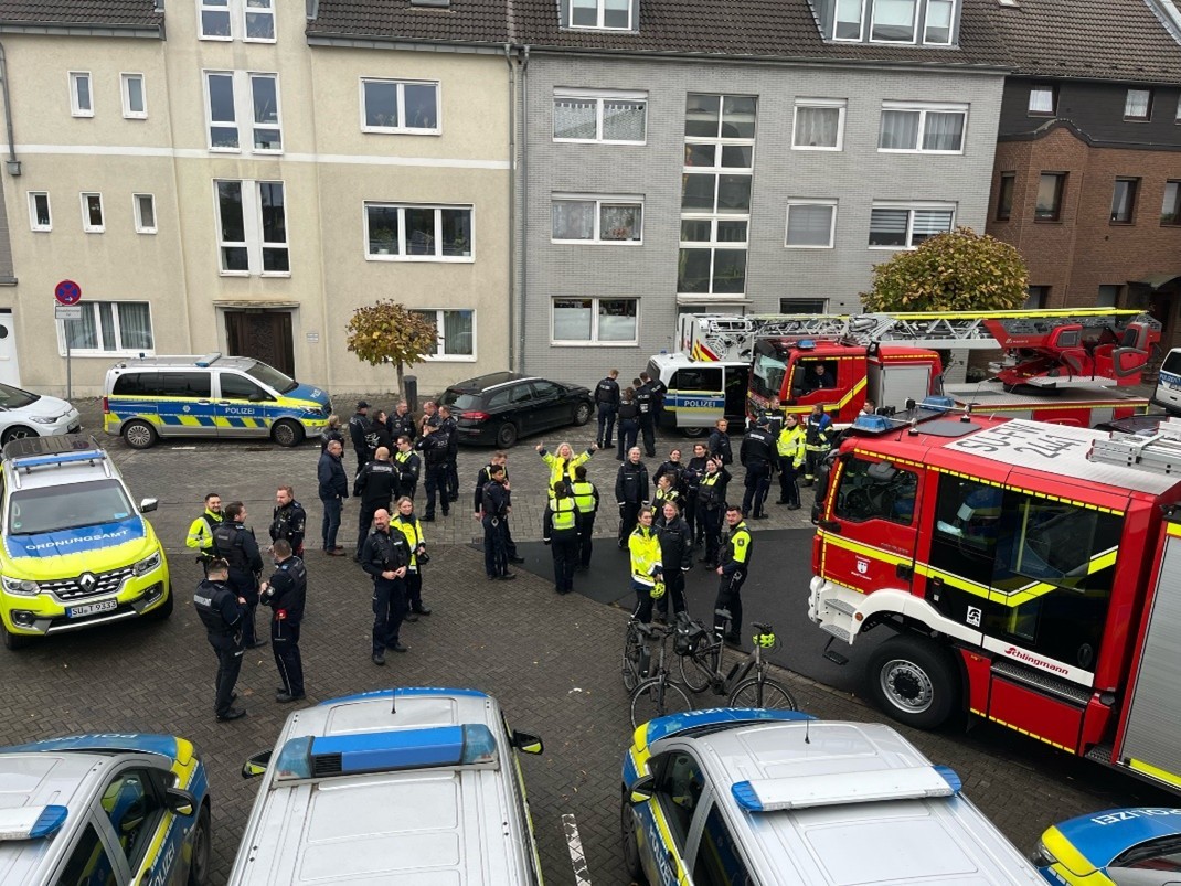 Sicherheitskräfte und deren Fahrzeuge aus der Vogelperspektive