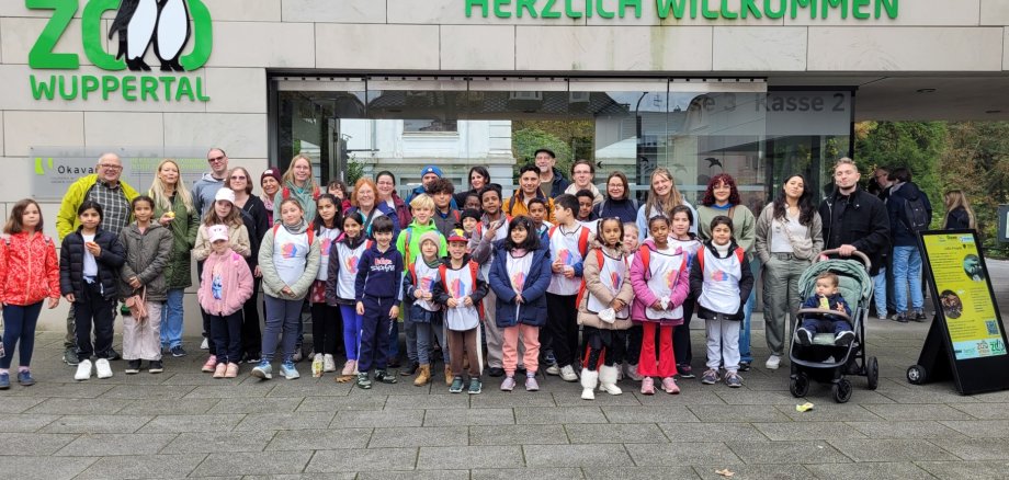 Die Kinder und Betreuer*innen vorm Zoo