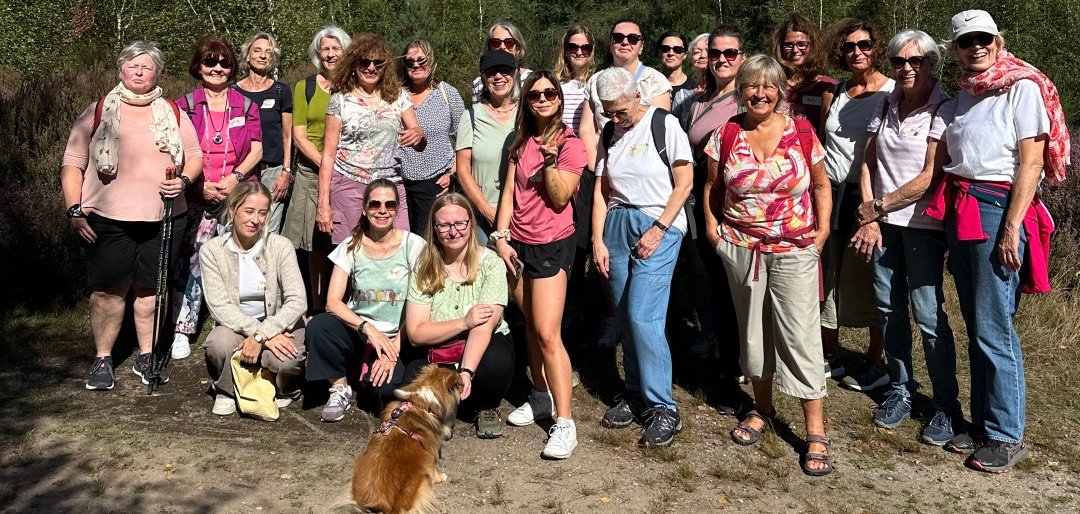 Gruppenfoto der Teilnehmerinnen in der Heide