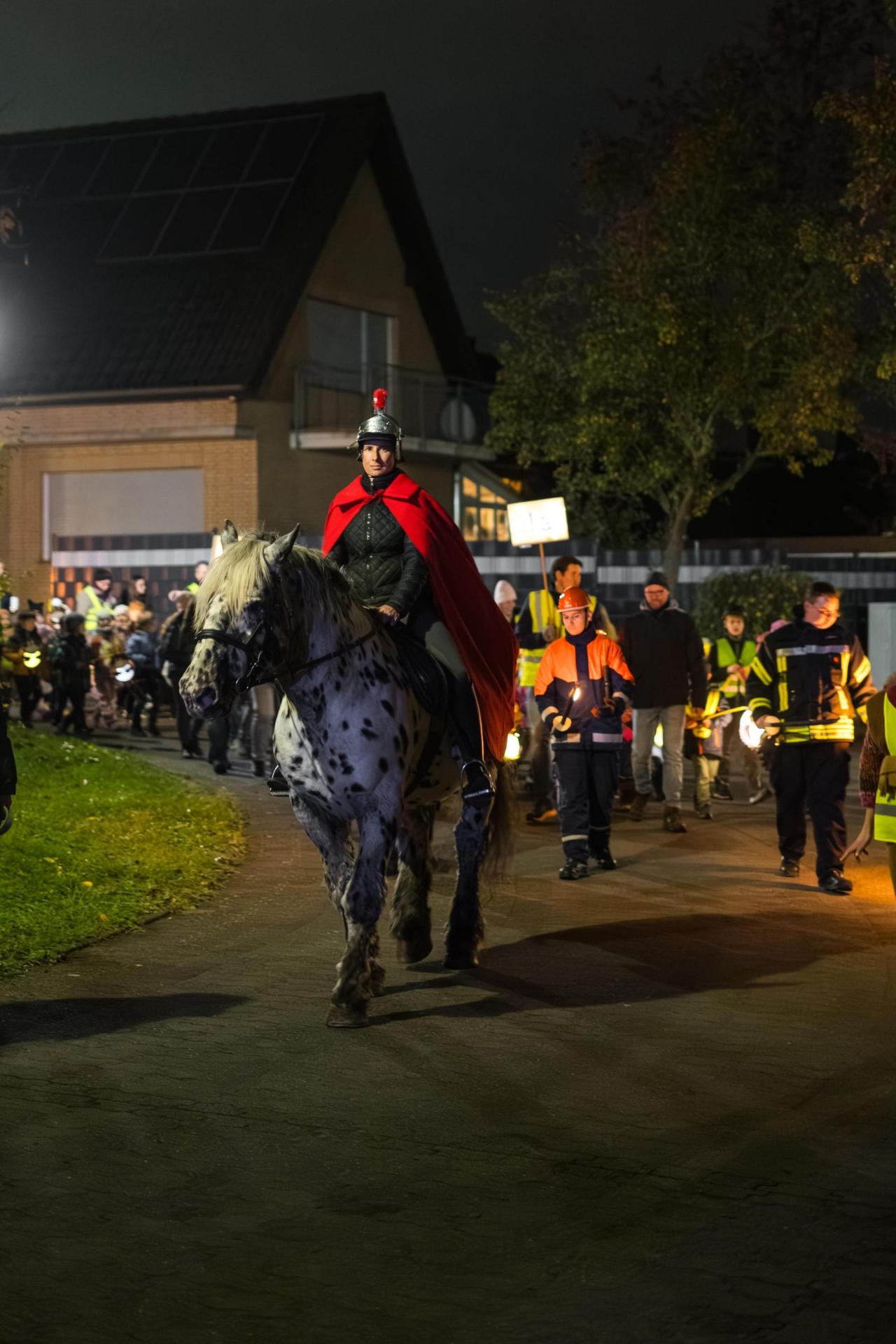 Sankt Martin reitet auf Pferd