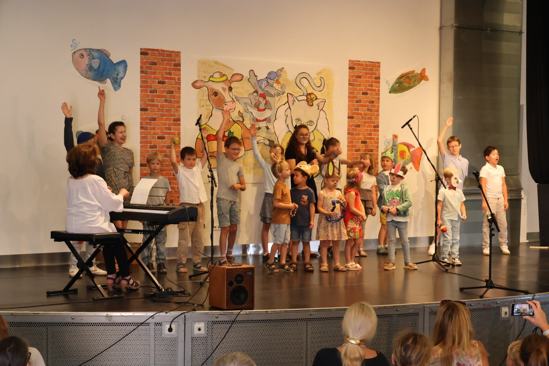 Kinder mit Instrumenten auf einer Bühne