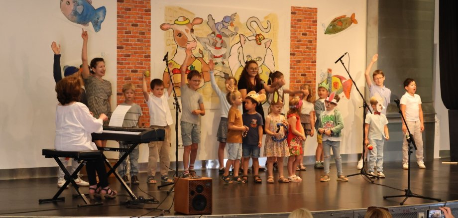Kinder mit Instrumenten auf einer Bühne