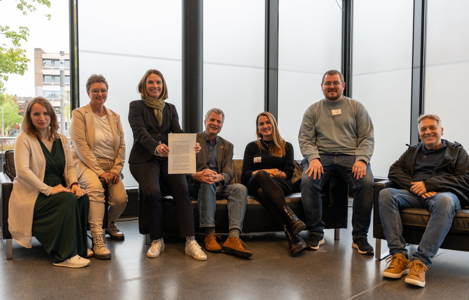 v.l. Carolina Nawroth (Sachgebietsleitung TroGaTa/Kindertagespflege, Jugendamt Troisdorf); Petra Herrmann (Schulleitung der Asselbachschule und Sprecherin der Troisdorfer Grundschulen), Tanja Gaspers (Dezernentin IV), Rainer Braun-Paffhausen (Geschäftsführung KJA), Francesca Knott (Bereichsleitung KJA Jugendhilfe und Schule Rhein-Sieg-Kreis), Dominik Quigg (Vorstand Hotti e.V.), Jörg Kourkoulos (Geschäftsführung Hotti e.V.)
