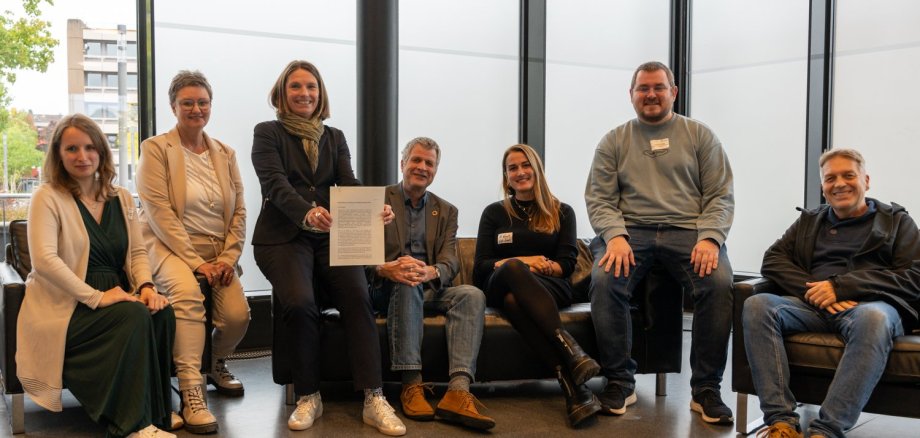 v.l. Carolina Nawroth (Sachgebietsleitung TroGaTa/Kindertagespflege, Jugendamt Troisdorf); Petra Herrmann (Schulleitung der Asselbachschule und Sprecherin der Troisdorfer Grundschulen), Tanja Gaspers (Dezernentin IV), Rainer Braun-Paffhausen (Geschäftsführung KJA), Francesca Knott (Bereichsleitung KJA Jugendhilfe und Schule Rhein-Sieg-Kreis), Dominik Quigg (Vorstand Hotti e.V.), Jörg Kourkoulos (Geschäftsführung Hotti e.V.)