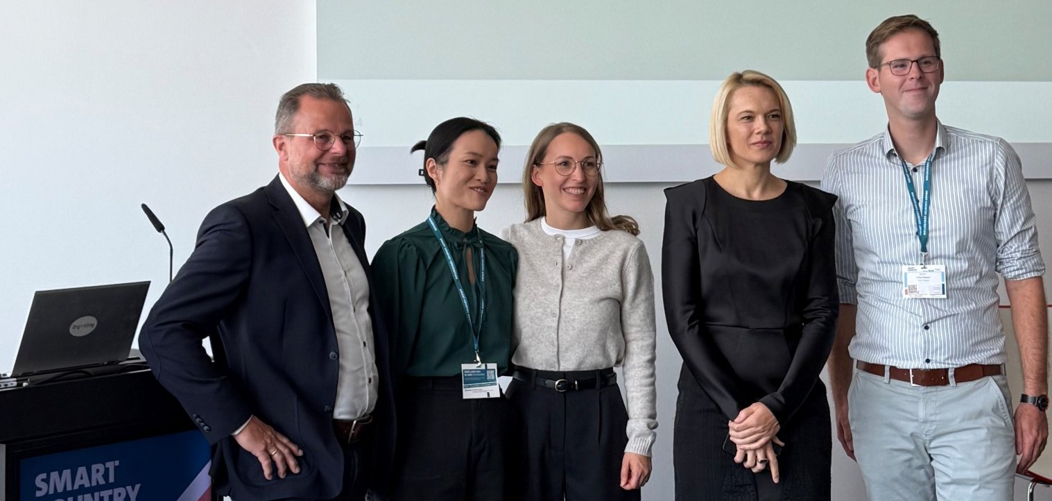 (v.l. Dirk Gernhardt (Stadt München, Tra My Nguyen (Digital für alle), Kira Tillmanns (Stadt Möchengladbach), Dr.  Laura Sophie Dornheim (Stadt München) und Fabian Wagner (Stadt Troisdorf).