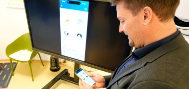 Bürgermeister Biber bedient die Kikom-App