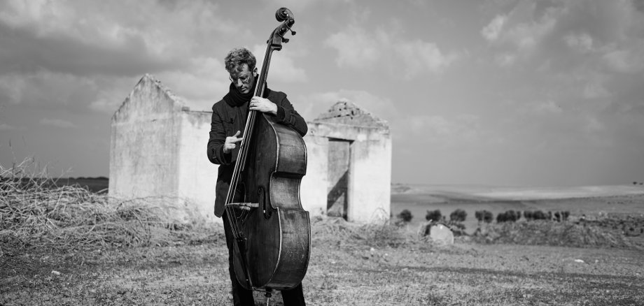 Tal Gamlieli mit seinem Bass