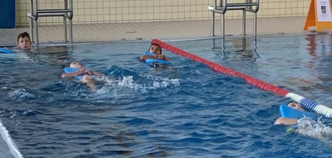 Kinder im Schwimmbecken
