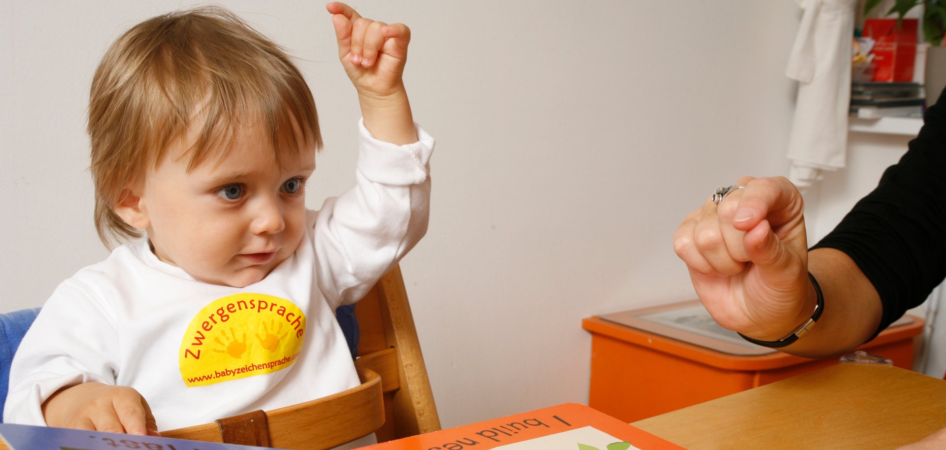 Ein Kind zeigt "Vogel" in Zwergensprache
