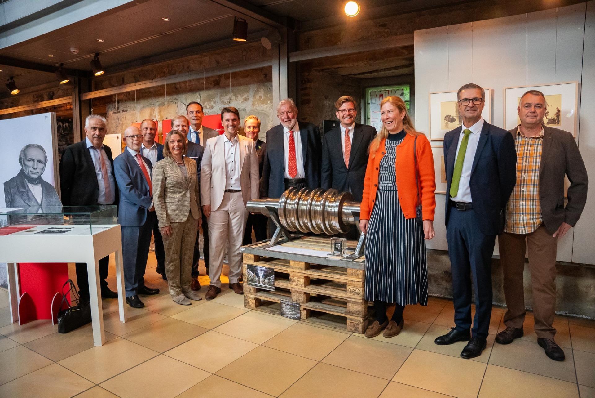 Gäste bei der Ausstellungseröffnung.