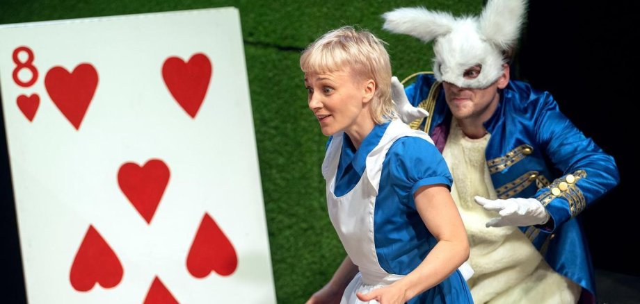 Alice und eine weitere Figur 