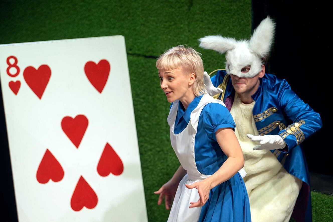 Alice und eine weitere Figur 