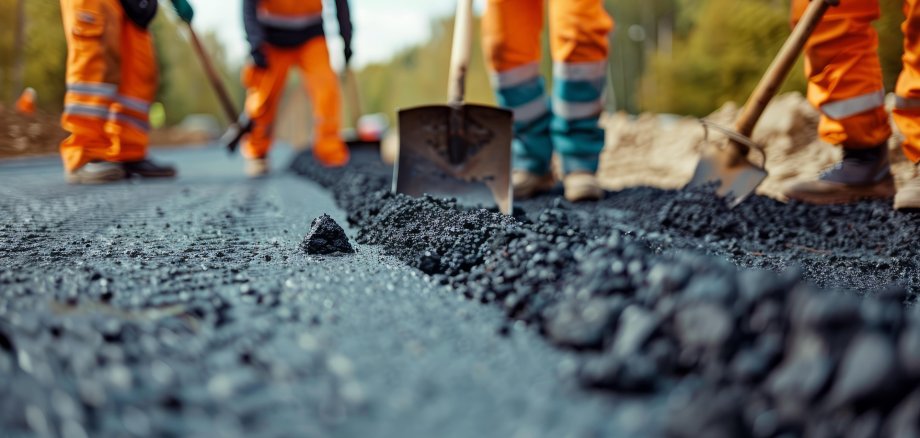 Arbeiten am Straßenasphalt