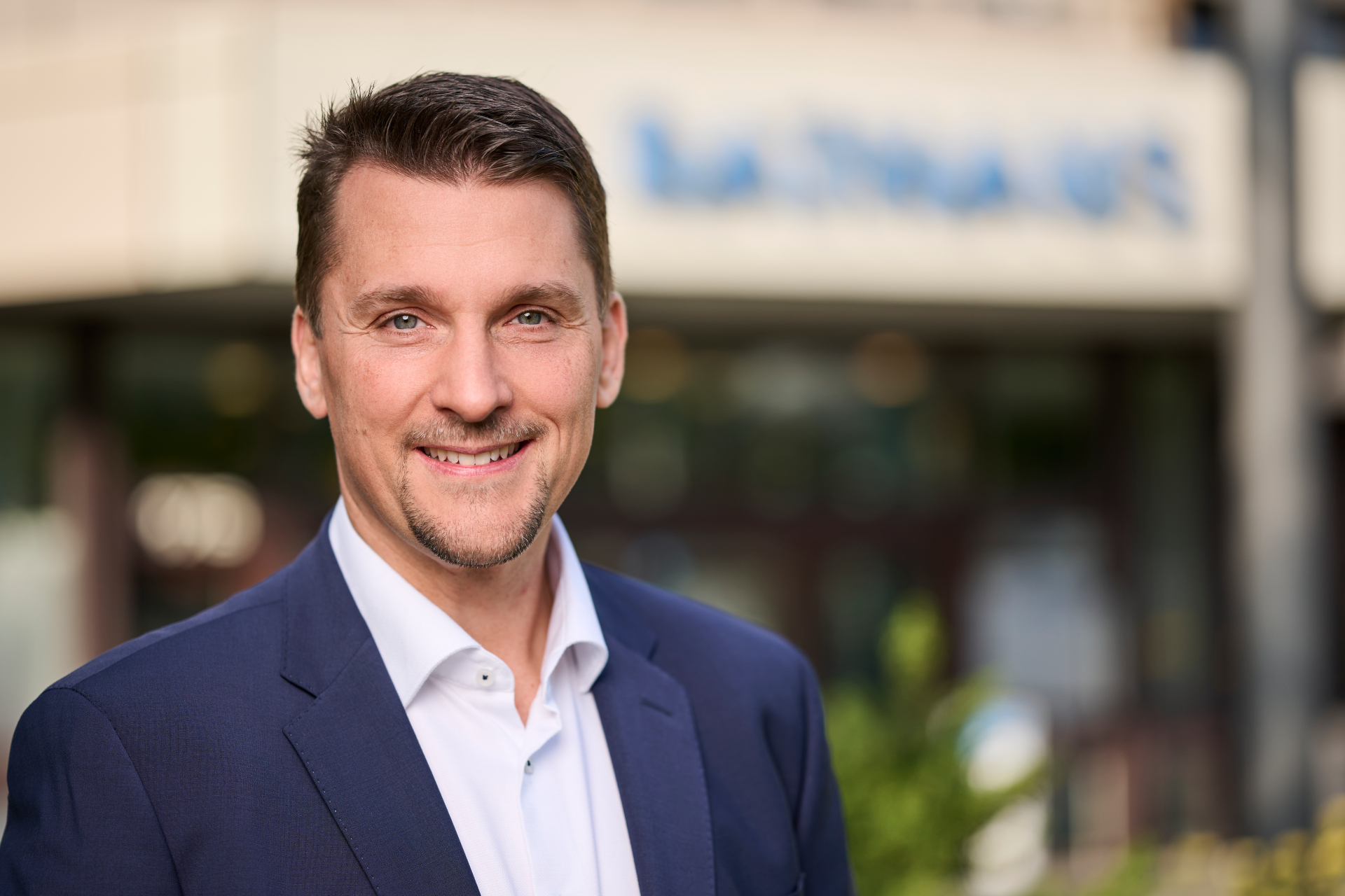 Alexander Biber vor dem Rathaus Troisdorf