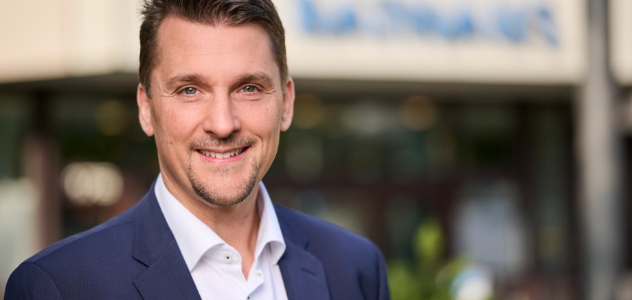 Alexander Biber vor dem Rathaus Troisdorf