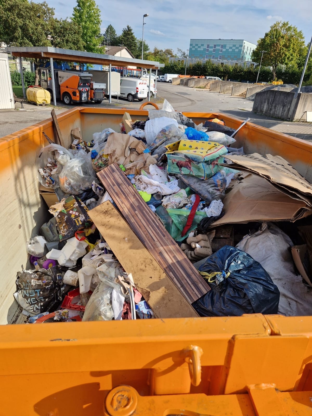 8 Kubikmeter Müll in Container