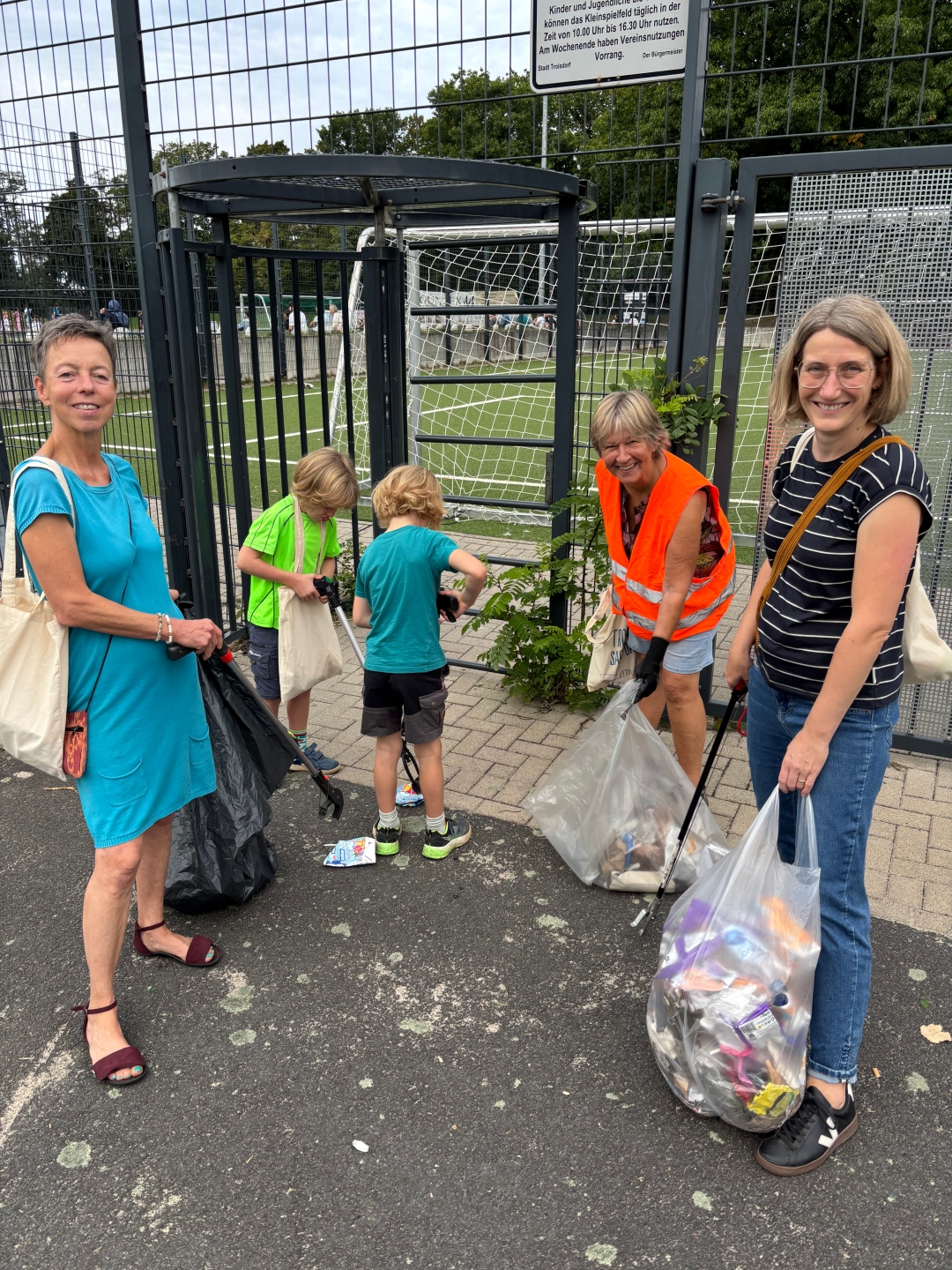 Ein Team der Grünen Troisdorf sammelte Müll Ein Team der Grünen Troisdorf sammelte Müll