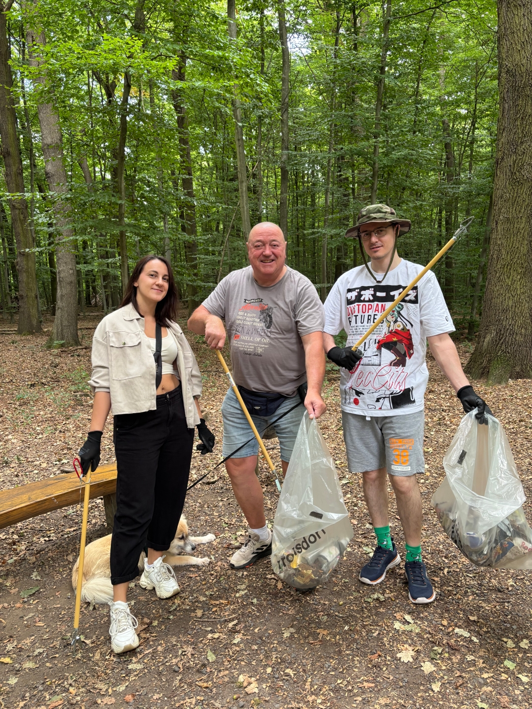 Familie Winter sammelte an der Burg Wissem Müll
