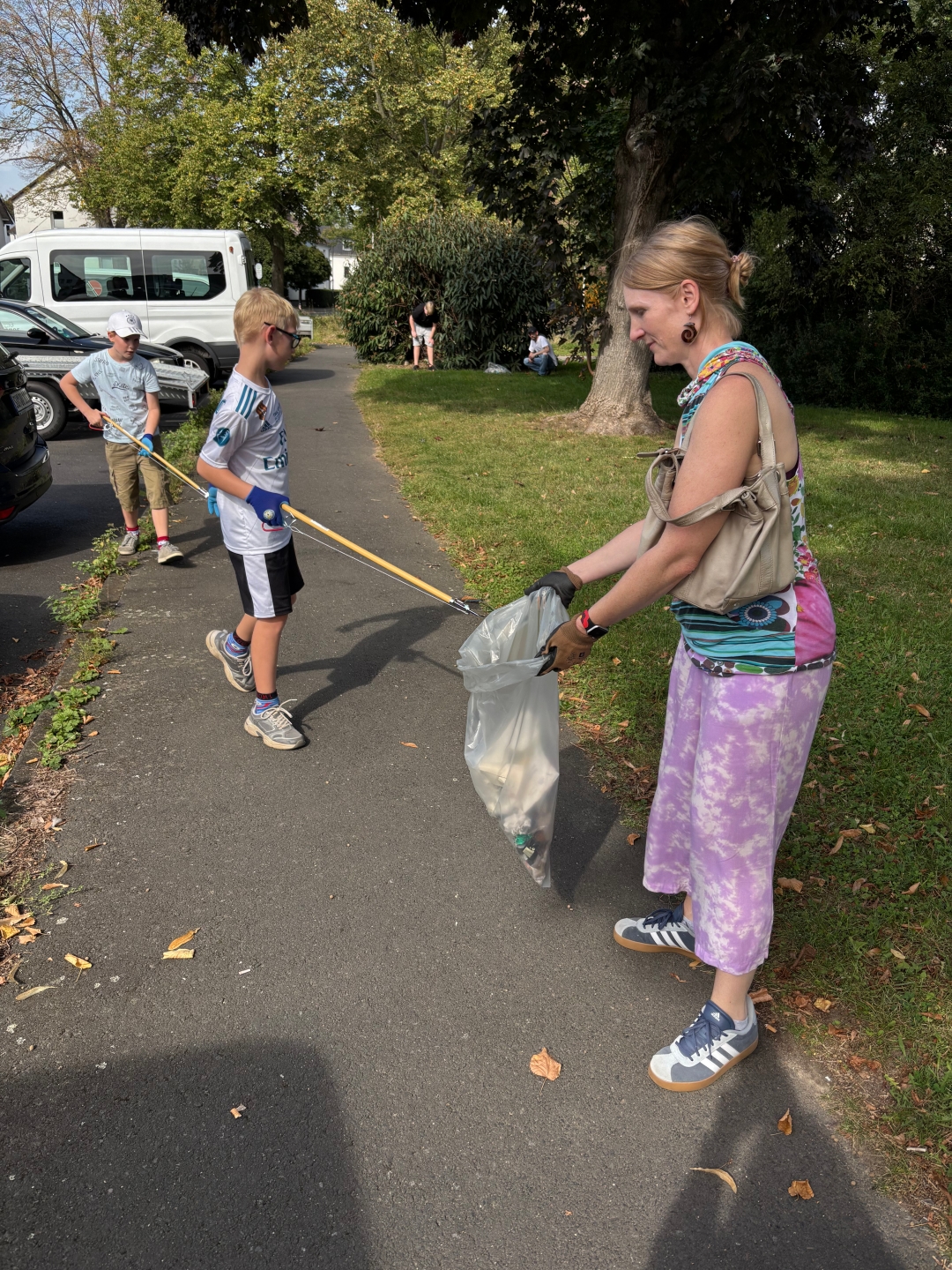 Freiwillige Helfer in der Roten Kolonie beim Cleanup Day Freiwillige Helfer in der Roten Kolonie beim Cleanup Day