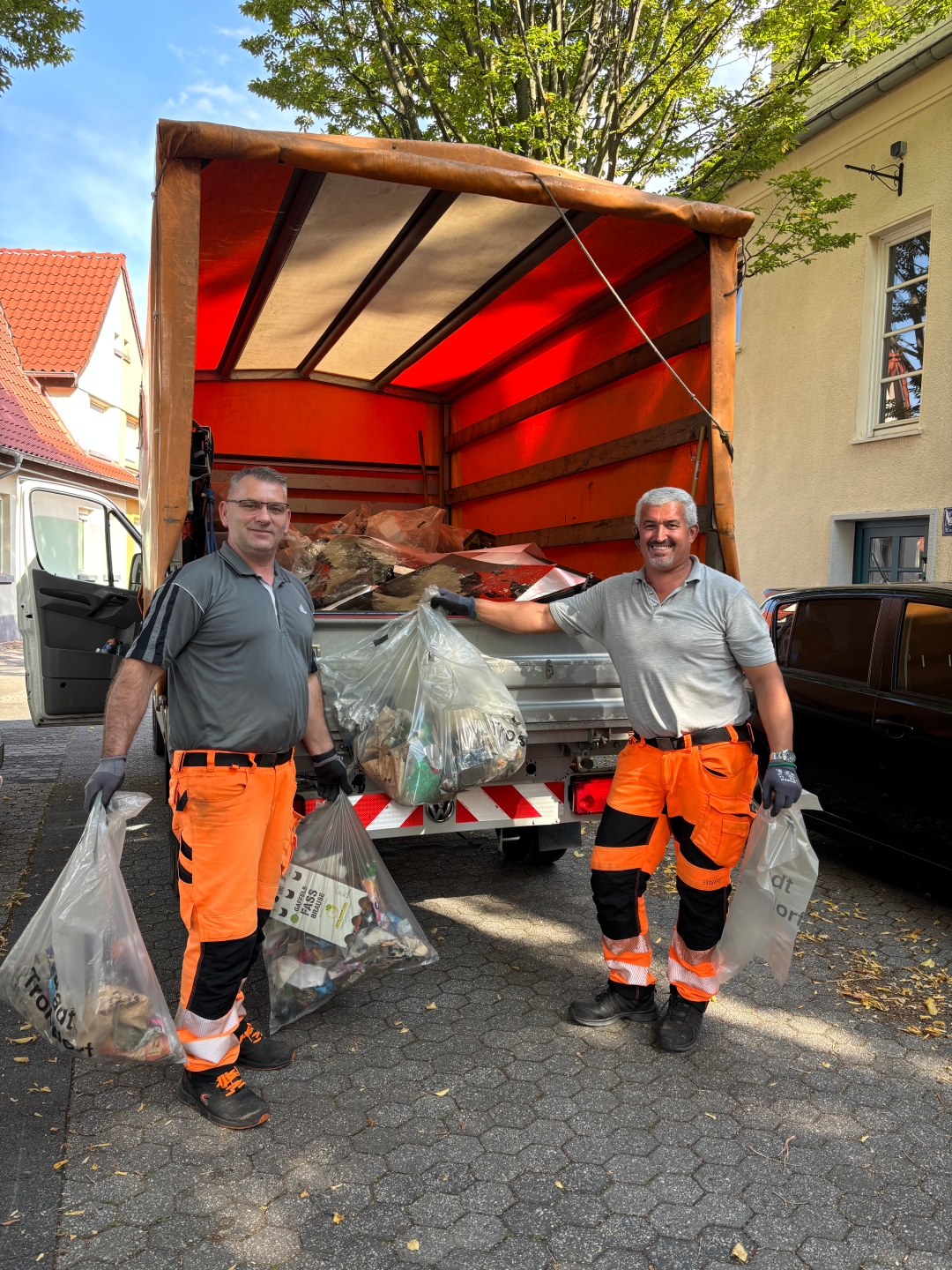 Mitarbeitende des Bauhofs sammelten den Müll ein