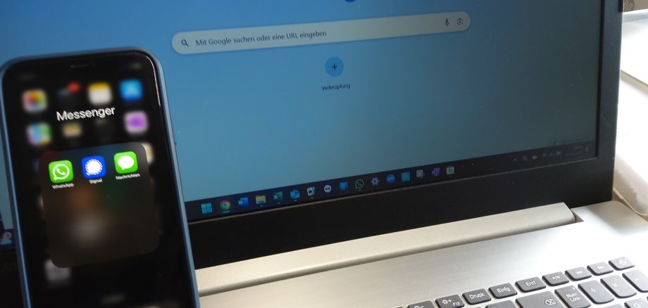 Ein Smartphone und ein Laptop