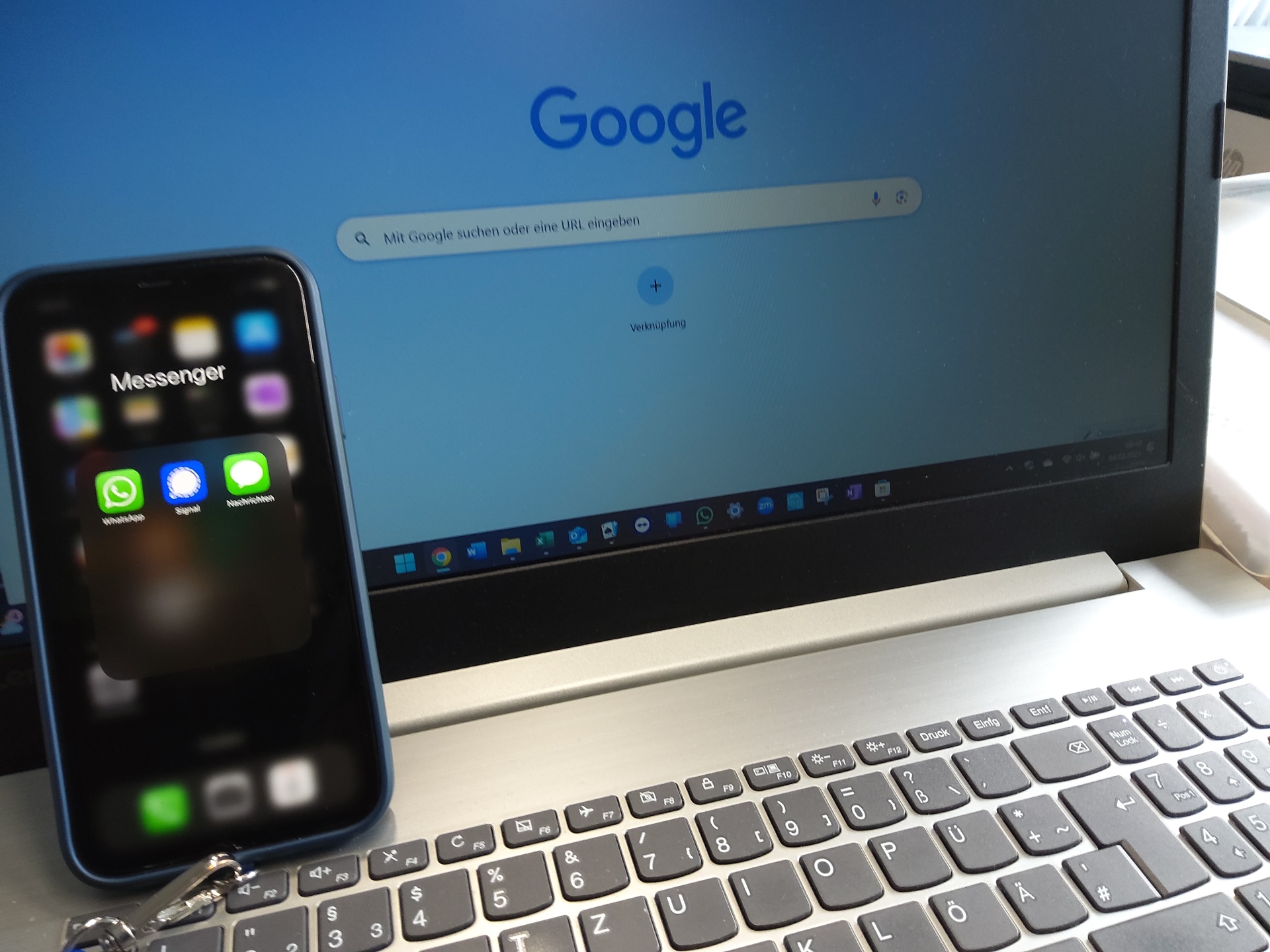 Ein Smartphone und ein Laptop