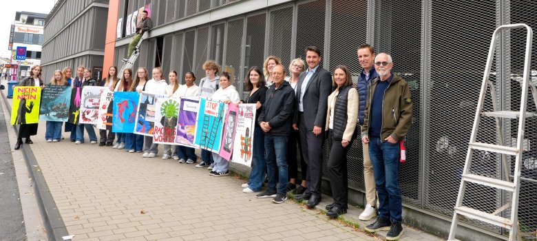 Junge Künstler*innen und Beteiligte beim Gruppenfoto zusammen mit Tanja Gaspers (Erste Beigeordnete) und Bürgermeister Alexander Biber. 