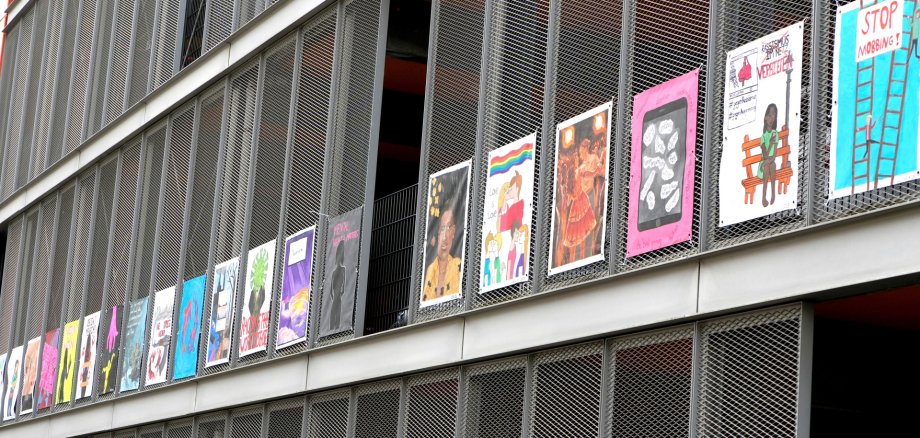Plakatkunst an Fassade 