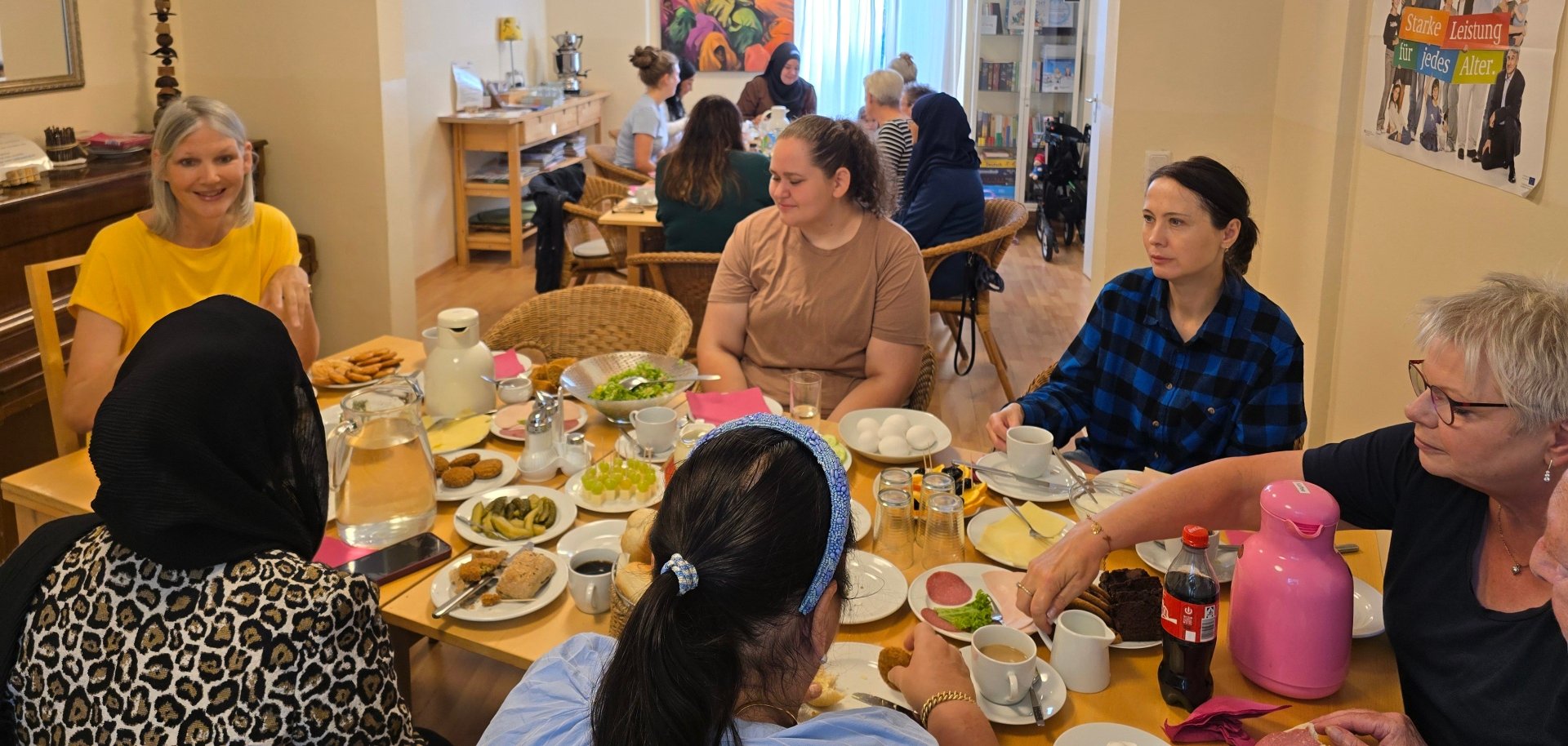 Frauen frühstücken gemeinsam.