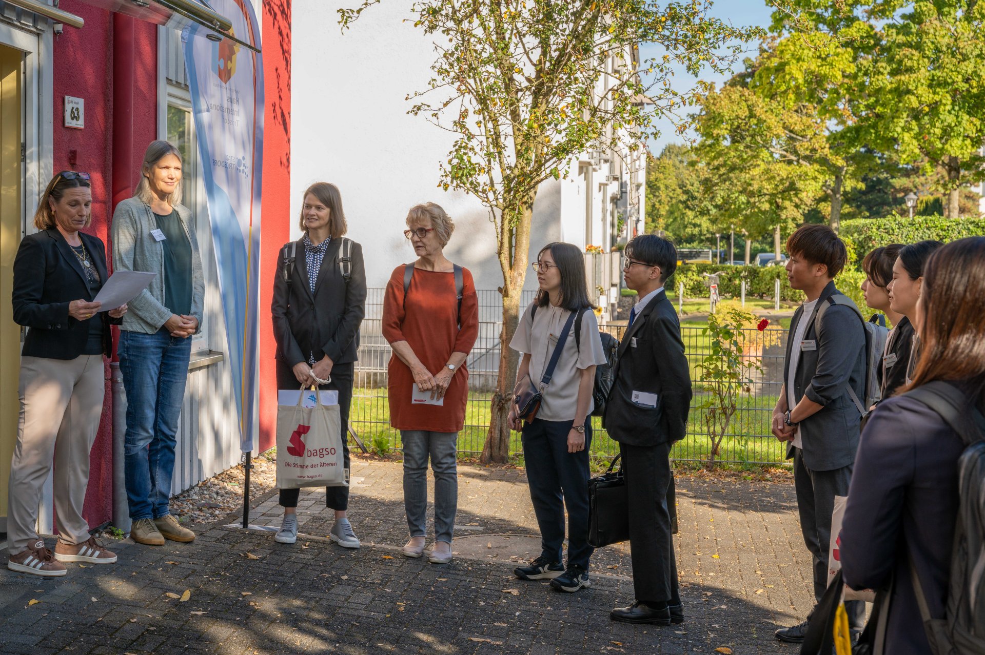 Tanja Gaspers, die 1. Beigeordnete der Stadt, und Kirsten Steinhoff-Fahadi, Leiterin des Hauses, hießen die Besucher*innen herzlich willkommen. 