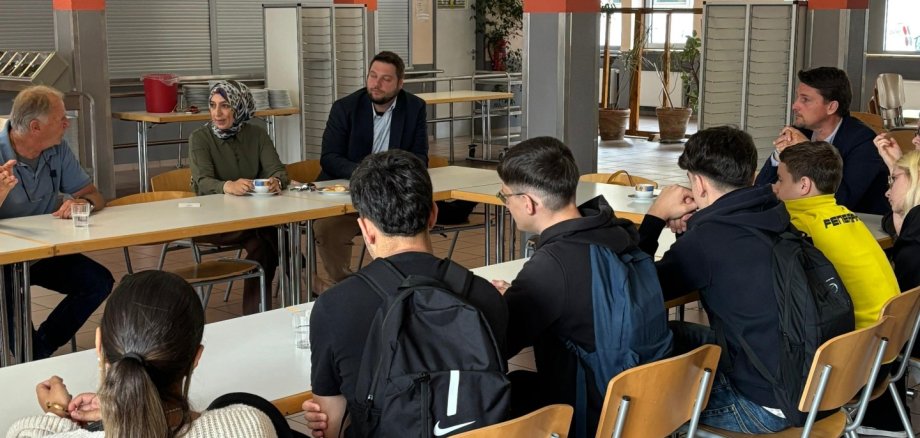 Bürgermeister Alexander Biber mit weiteren Erwachsenen und Jugendlichen
