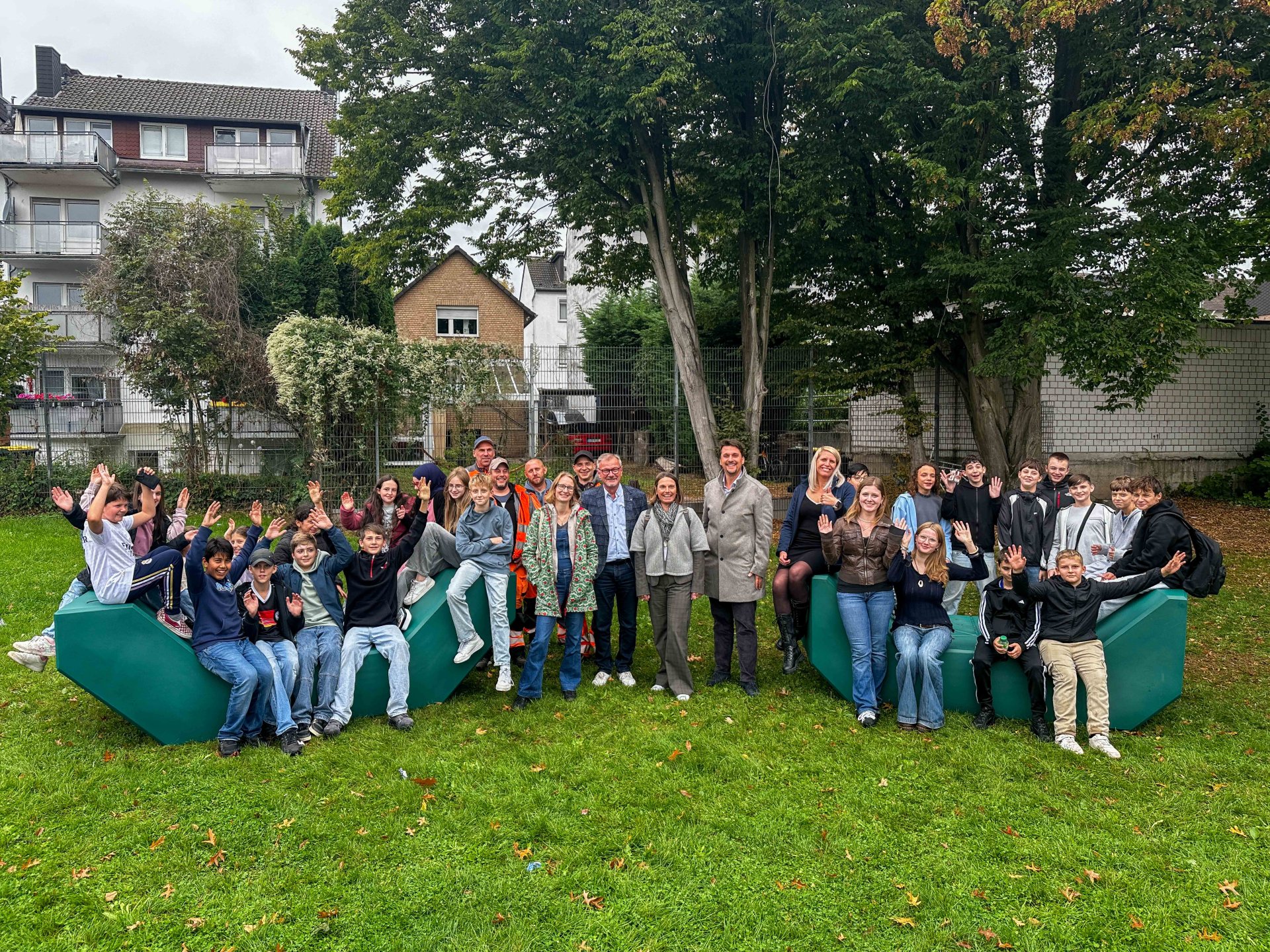 Schüler*innen des Gymnasiums Zum Altenforst und Mitarbeiter des Bauhofs mit (Mitte von v.l. Landschaftsarchitektin Suzanne Schwirian, Schulleiter Reinhard Schulte, 1. Beigeordnete Tanja Gaspers, Bürgermeister Alexander Biber, Sinome Duggan (Leiterin Schulverwaltungs- und Sportamt)