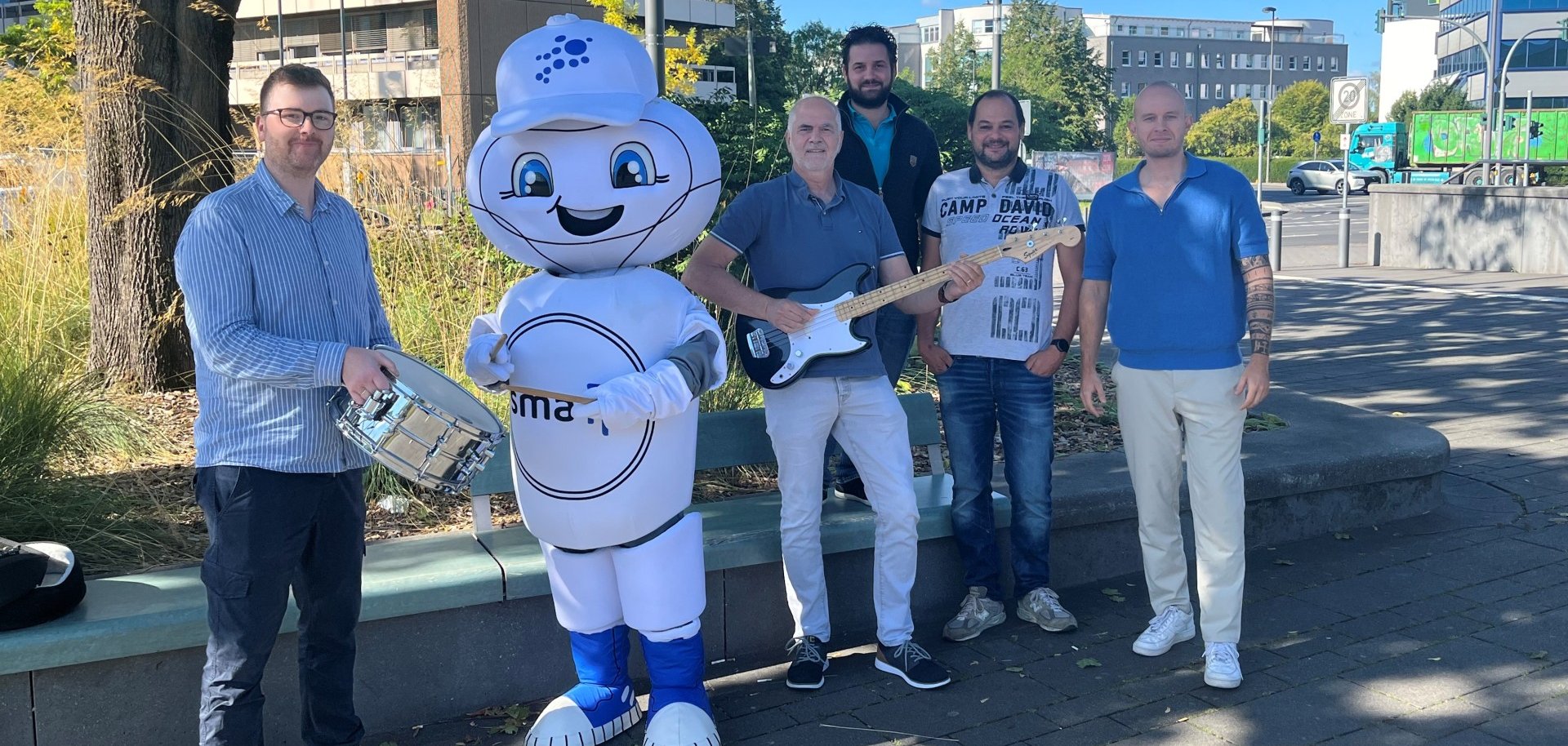 v.l. Jan Jaing (Leiter der Musikschule), Smart City-Maskottchen Smarta, Alfred Froitzheim (Musikschule), Luis Rondon Crespo und Marco Ilgen (IT), Projektleiter Sebastian Glees (Stabsstelle Digitalisierung).