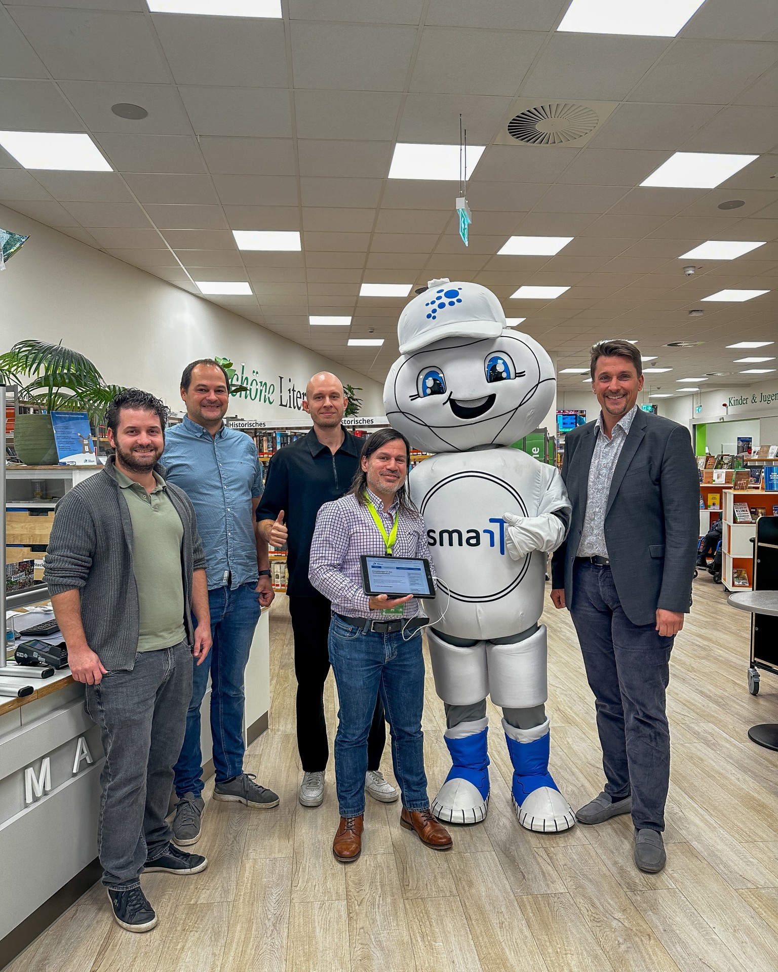 v.l.Luis Rondon Crespo und Marco Ilgen (Projekte und DV-Anwendungen in der IT-Abteilung), Sebastian Glees (Projektleiter der Stabsstelle Digitalisierung), Philipp Maaß, (Leiter der Stadtbibliothek Troisdorf), Smarta, Bürgermeister Alexander Biber