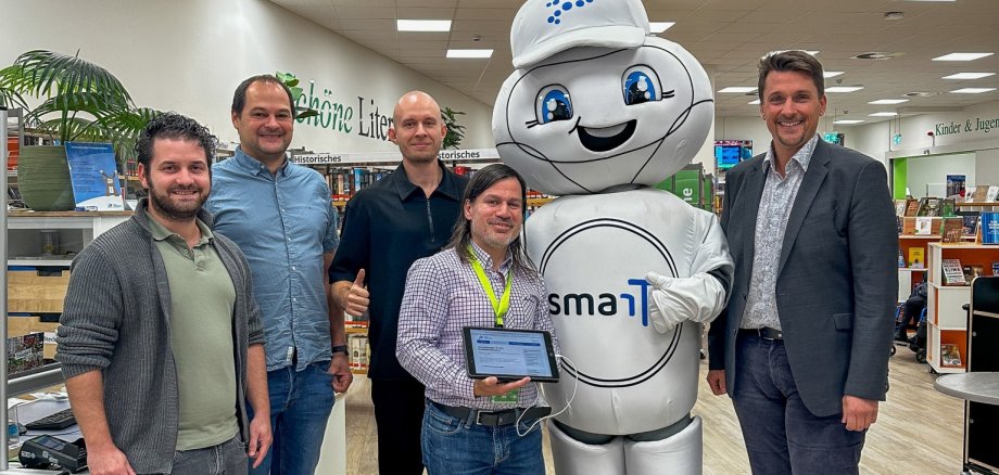 v.l.Luis Rondon Crespo und Marco Ilgen (Projekte und DV-Anwendungen in der IT-Abteilung), Sebastian Glees (Projektleiter der Stabsstelle Digitalisierung), Philipp Maaß, (Leiter der Stadtbibliothek Troisdorf), Smarta, Bürgermeister Alexander Biber