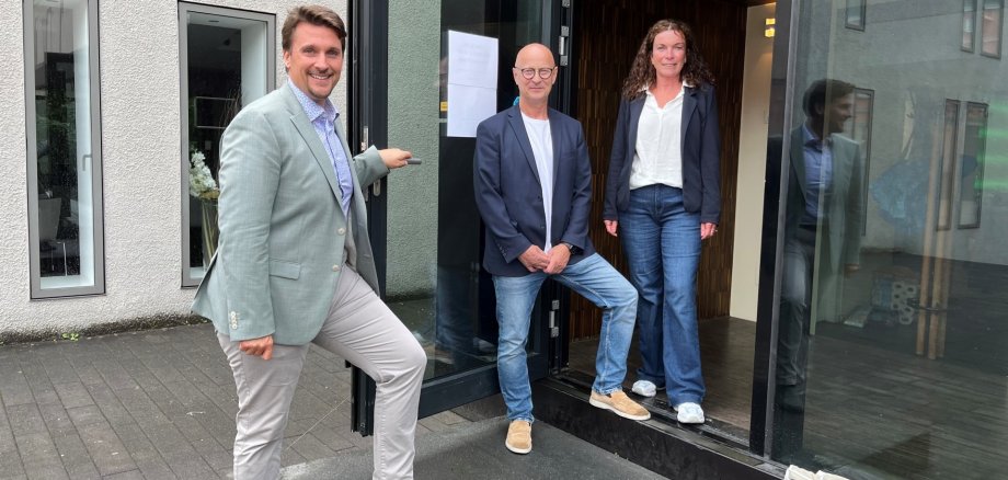 v.l. Bürgermeister Alexander Biber, Alexander und Petra Adscheid
